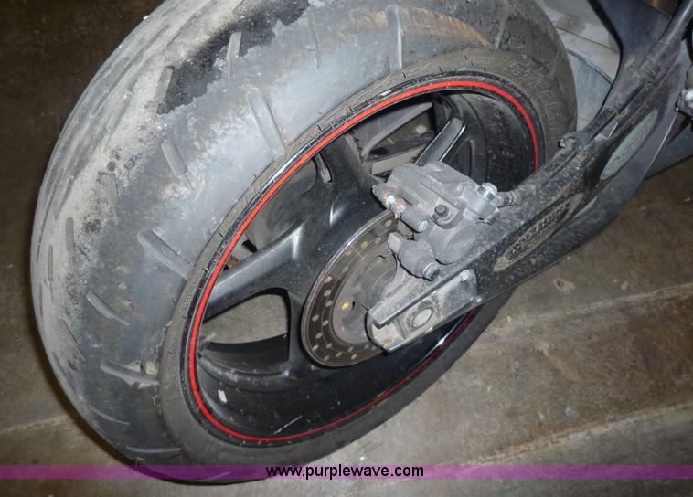 image for item 2150 2006 Yamaha YZF-R1 motorcycle