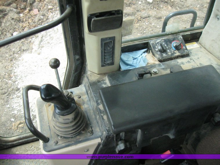 image for item 2220 2001 Cat 963C track loader