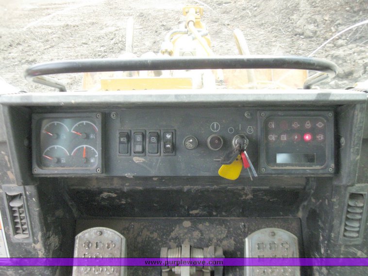 image for item 2220 2001 Cat 963C track loader