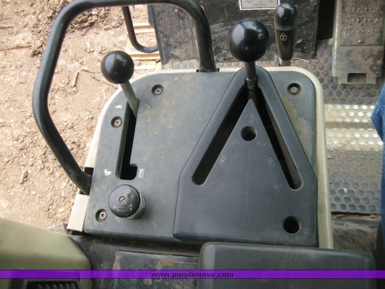 image for item 2220 2001 Cat 963C track loader