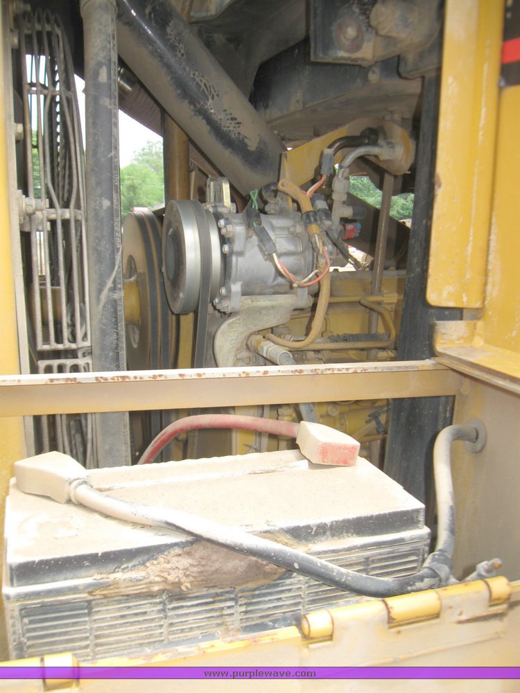 image for item 2220 2001 Cat 963C track loader
