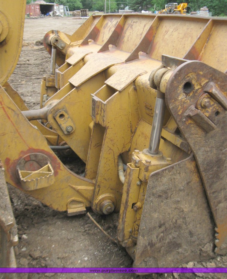 image for item 2220 2001 Cat 963C track loader