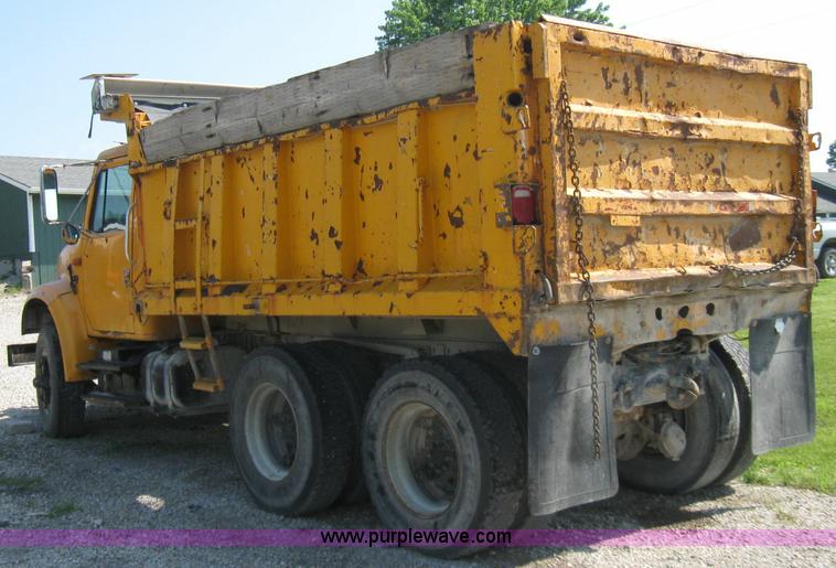 image for item 2258 1992 International Series 4900 dump truck