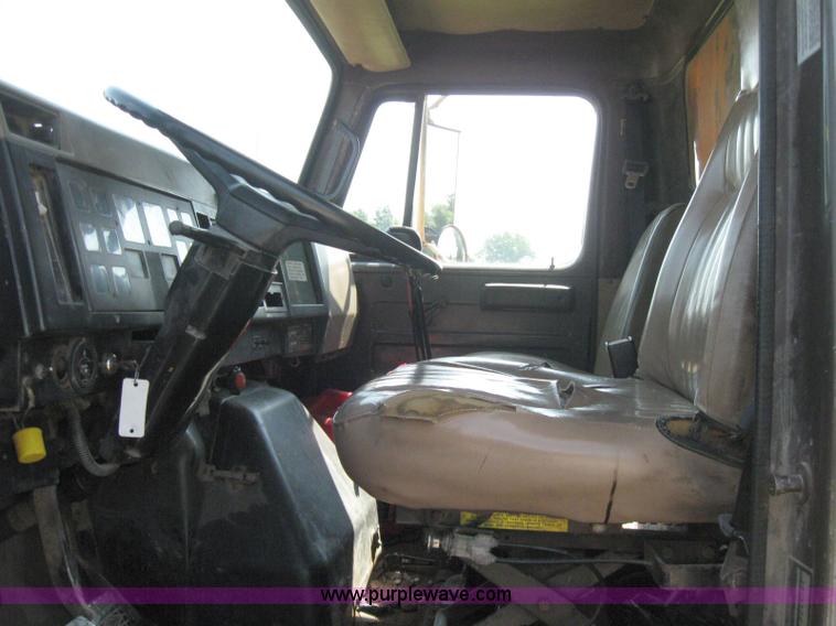 image for item 2258 1992 International Series 4900 dump truck