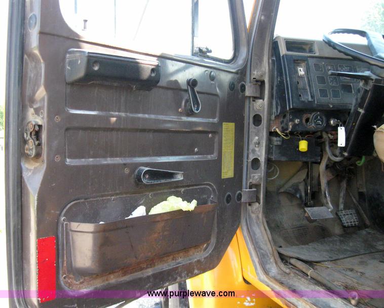 image for item 2258 1992 International Series 4900 dump truck