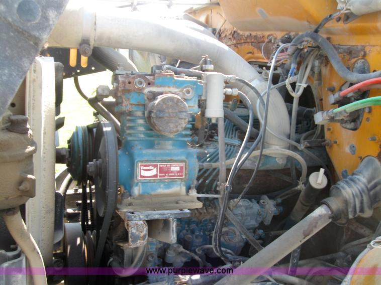 image for item 2258 1992 International Series 4900 dump truck