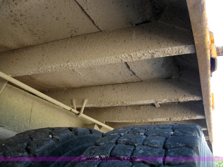 image for item 2258 1992 International Series 4900 dump truck