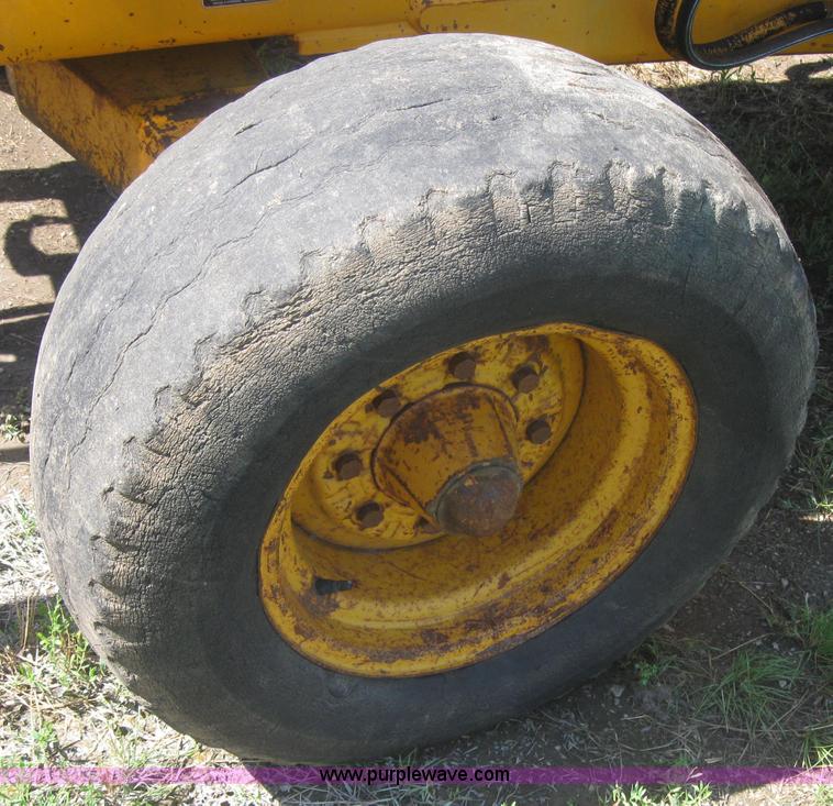 image for item 2316 1985 John Deere 410B backhoe