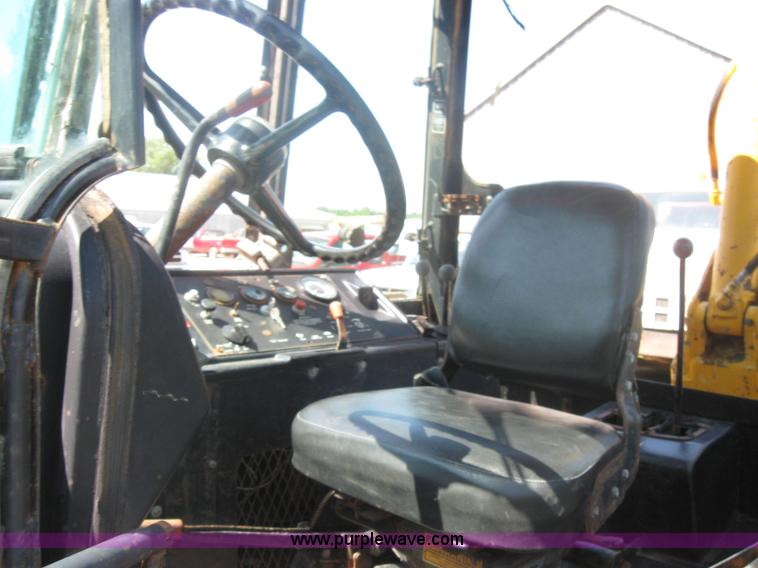 image for item 2316 1985 John Deere 410B backhoe