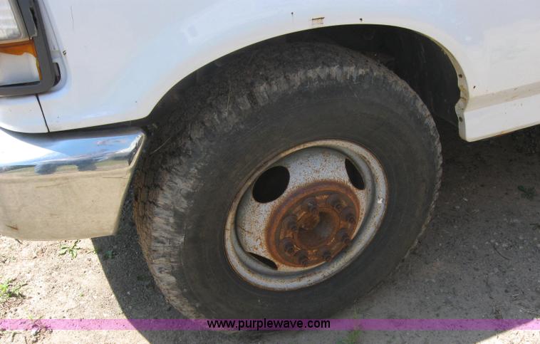 image for item 2317 1995 Ford F350 pickup truck