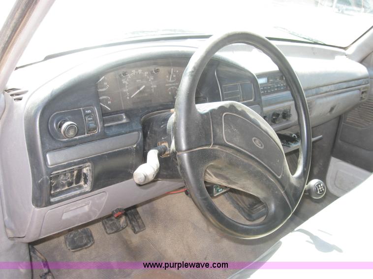 image for item 2317 1995 Ford F350 pickup truck