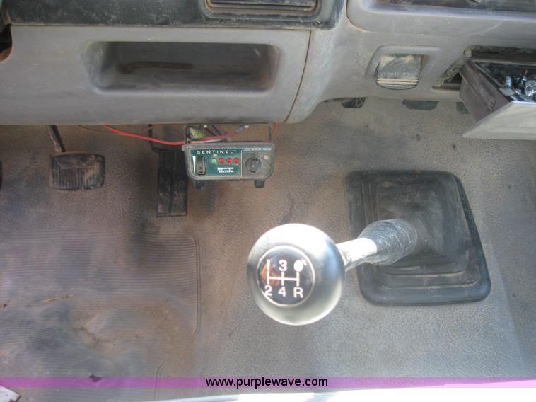 image for item 2317 1995 Ford F350 pickup truck