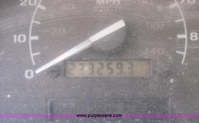 image for item 2317 1995 Ford F350 pickup truck