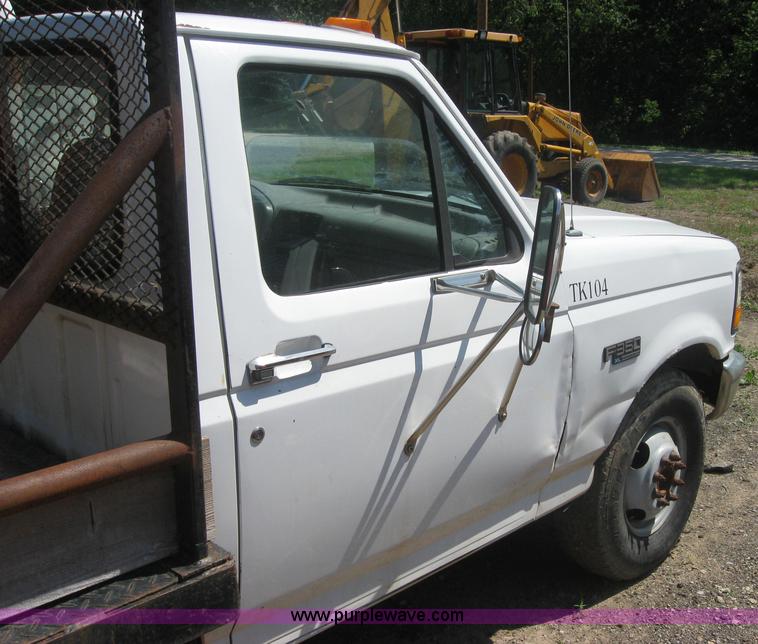 image for item 2317 1995 Ford F350 pickup truck