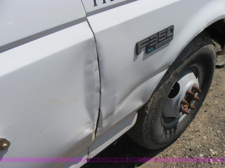 image for item 2317 1995 Ford F350 pickup truck