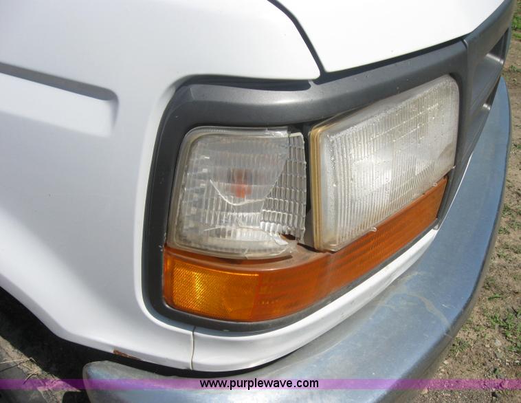 image for item 2317 1995 Ford F350 pickup truck