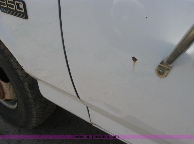 image for item 2317 1995 Ford F350 pickup truck