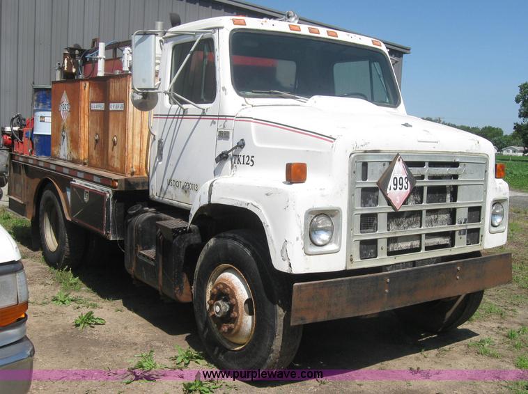 image for item 2319 1985 International S2375 service truck