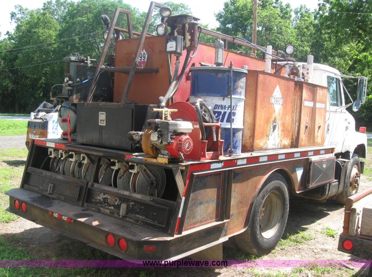 image for item 2319 1985 International S2375 service truck