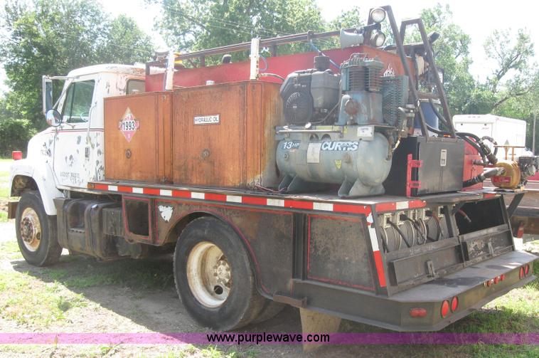 image for item 2319 1985 International S2375 service truck