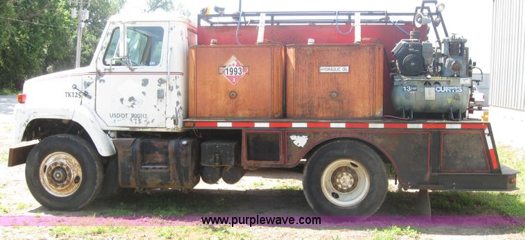 image for item 2319 1985 International S2375 service truck