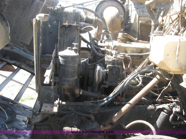 image for item 2319 1985 International S2375 service truck