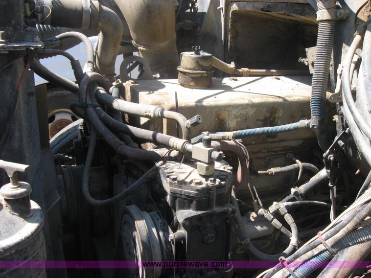 image for item 2319 1985 International S2375 service truck