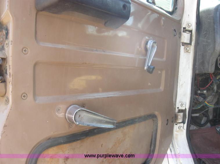 image for item 2319 1985 International S2375 service truck