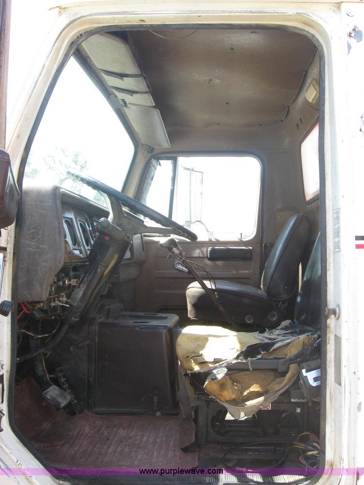 image for item 2319 1985 International S2375 service truck