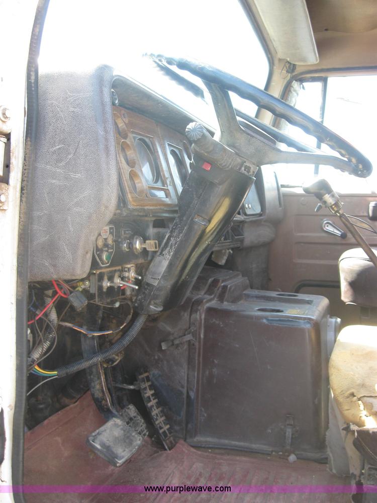 image for item 2319 1985 International S2375 service truck