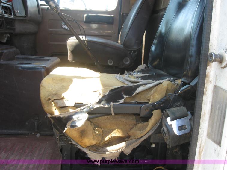 image for item 2319 1985 International S2375 service truck