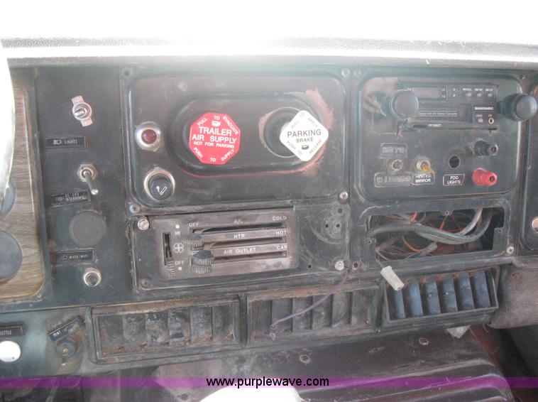 image for item 2319 1985 International S2375 service truck