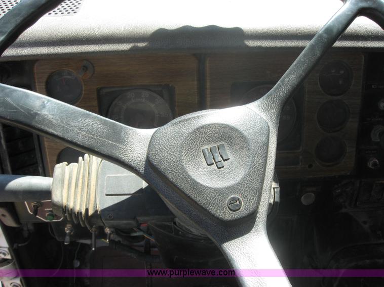 image for item 2319 1985 International S2375 service truck