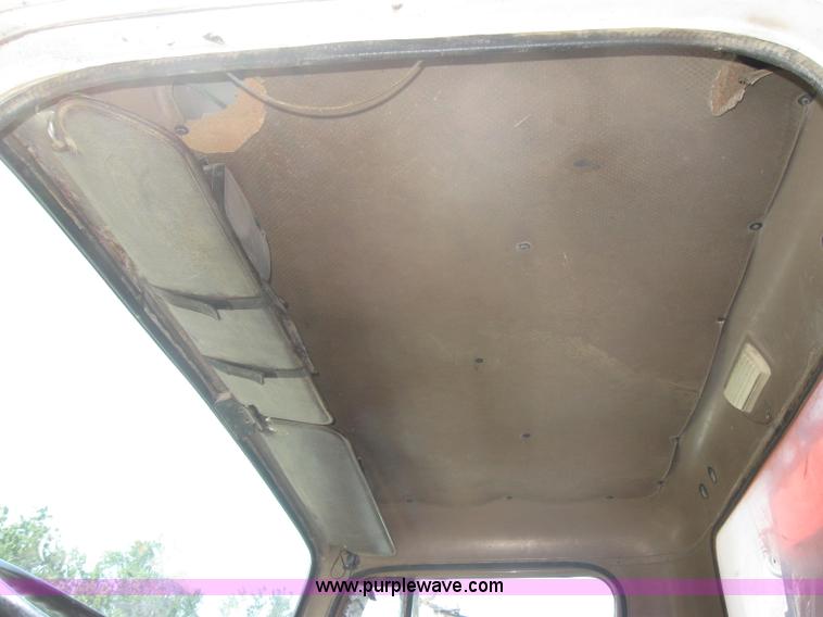 image for item 2319 1985 International S2375 service truck