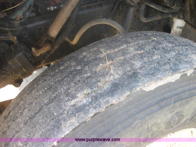 image for item 2319 1985 International S2375 service truck