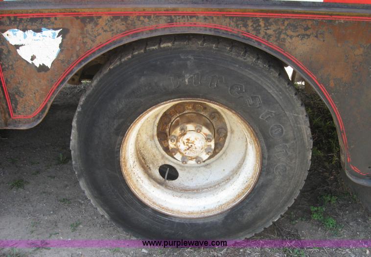 image for item 2319 1985 International S2375 service truck