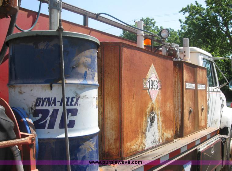 image for item 2319 1985 International S2375 service truck