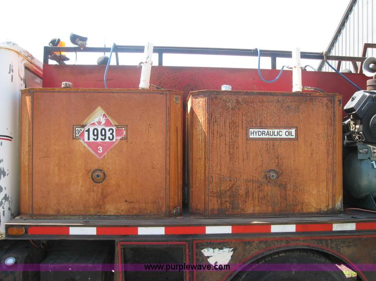 image for item 2319 1985 International S2375 service truck