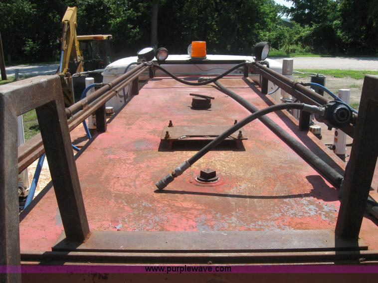 image for item 2319 1985 International S2375 service truck