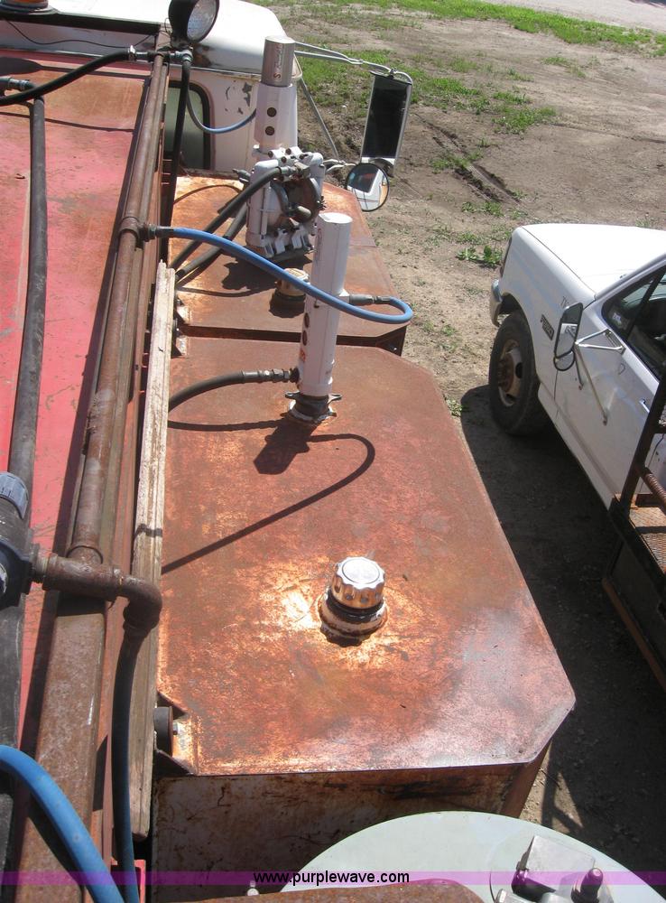 image for item 2319 1985 International S2375 service truck