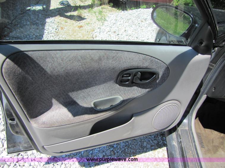 image for item 3360 1997 Saturn SL2