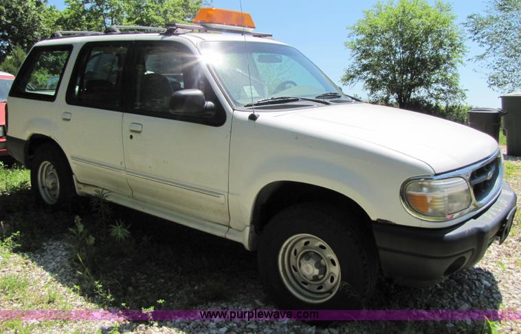 image for item 3361 2000 Ford Explorer XL