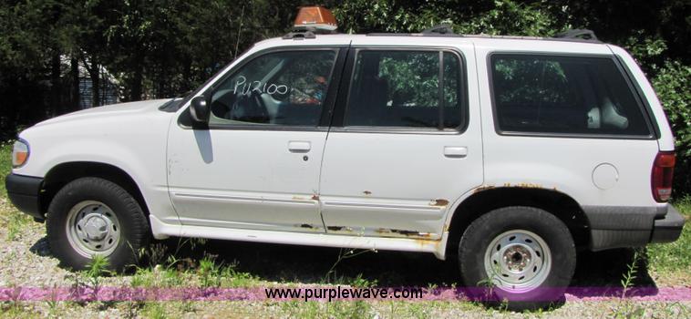image for item 3361 2000 Ford Explorer XL