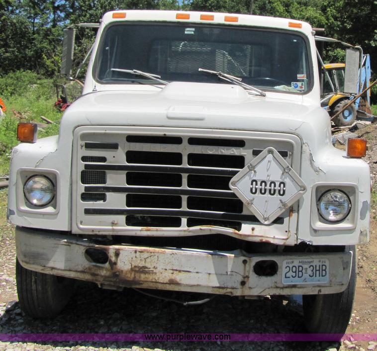 image for item 3363 1986 International S1754 flatbed truck