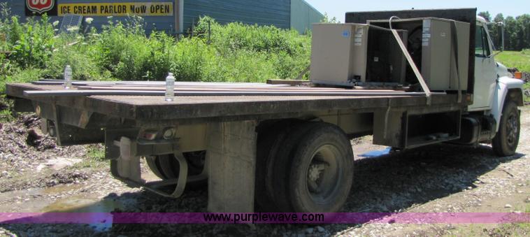 image for item 3363 1986 International S1754 flatbed truck