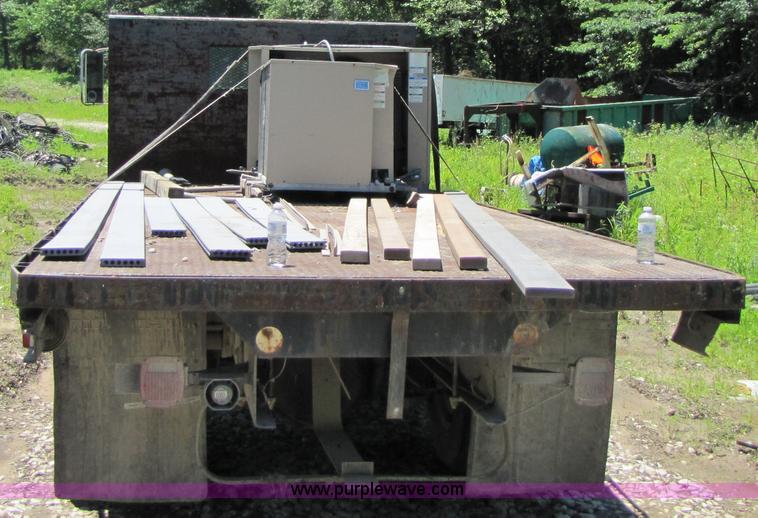 image for item 3363 1986 International S1754 flatbed truck