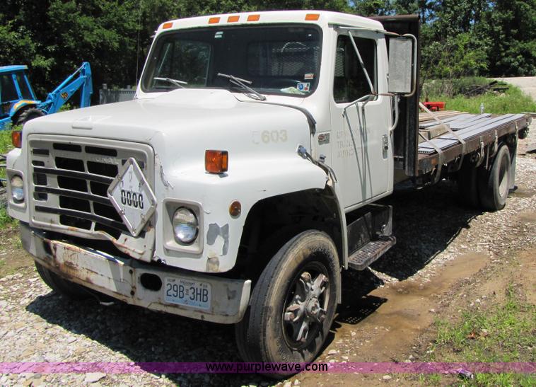 image for item 3363 1986 International S1754 flatbed truck