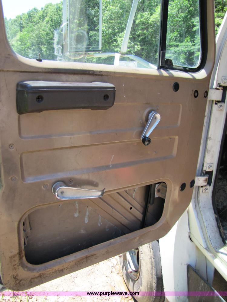 image for item 3363 1986 International S1754 flatbed truck