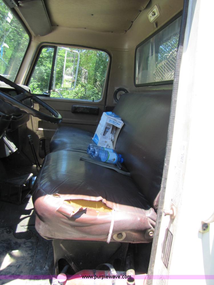 image for item 3363 1986 International S1754 flatbed truck