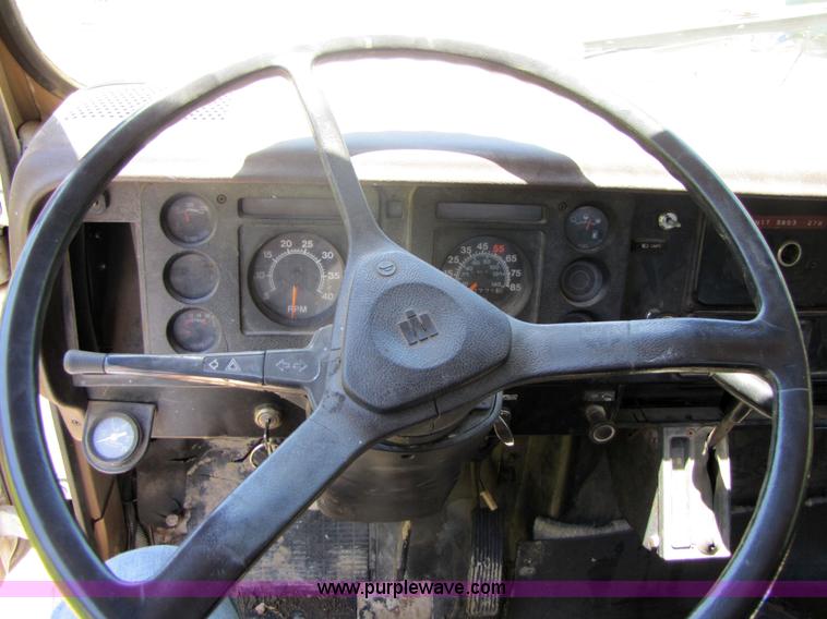 image for item 3363 1986 International S1754 flatbed truck